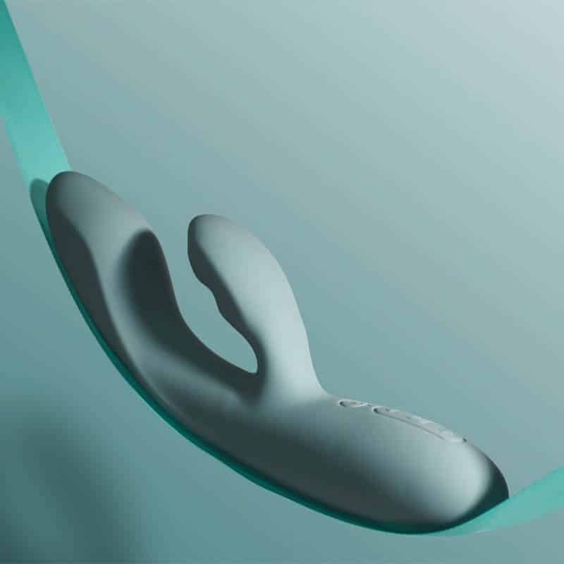 Svakom Chika rabbitvibrator liggende på en blågrøn flade